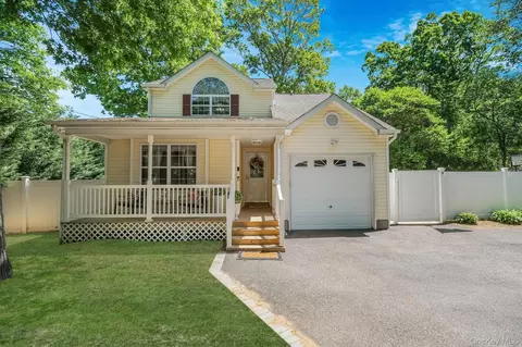 1 Queens Rd, Miller Place, NY 11764