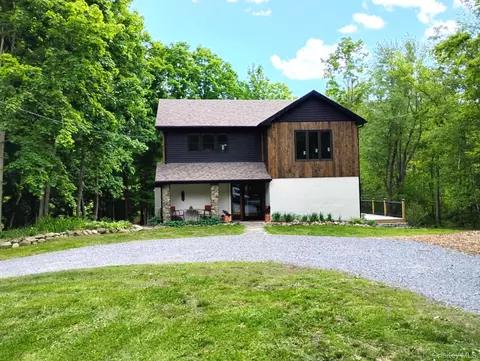 17 Gretna Hill Rd, Pleasant Valley, NY 12569