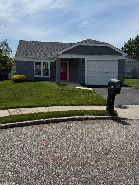 379 Larchmont Ct, Ridge, NY 11961