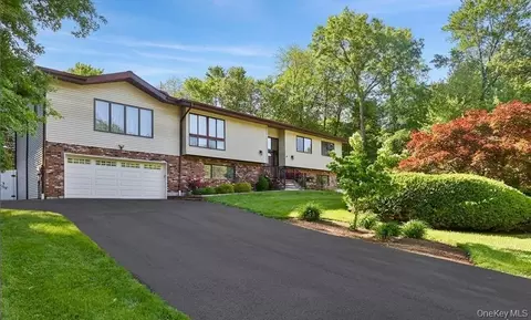 5 Shagbark Ct, Clarkstown, NY 10956
