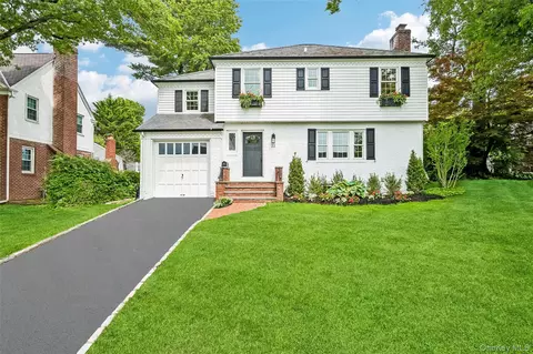 22 Shorehaven Ln, North Hempstead, NY 11030