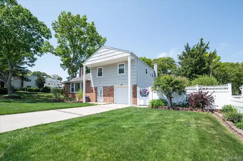 5 Spruceton St, Selden, NY 11784