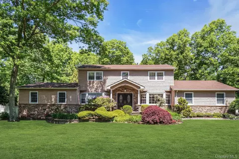 1 Sarah Dr, Dix Hills, NY 11746