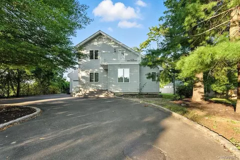 100 Manor Ln, Riverhead, NY 11901