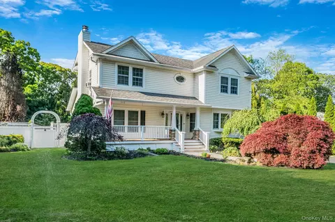 364 Twilight Ln, Smithtown, NY 11787