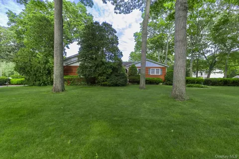 3 Boston Ave, Medford, NY 11763