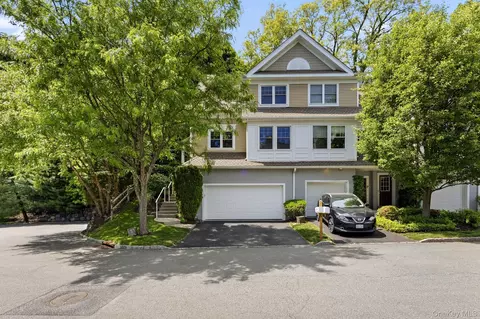 94 Hillcrest Ln, Peekskill, NY 10566