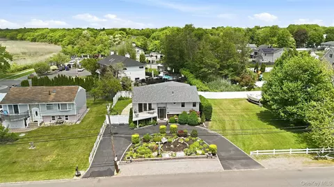 661 Shore Dr, Oakdale, NY 11769