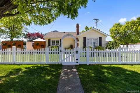 102 Garfield Pl, Massapequa, NY 11758