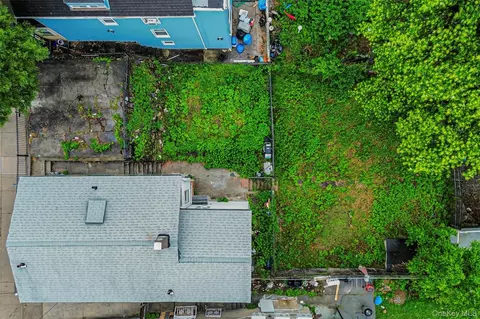 4733 Carpenter Ave, New York, NY 10470
