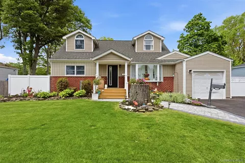 12 Browning Dr, Greenlawn, NY 11740
