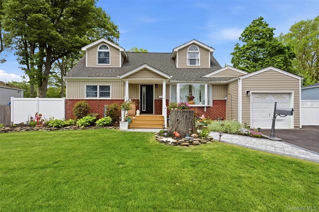 12 Browning Dr, Greenlawn, NY 11740