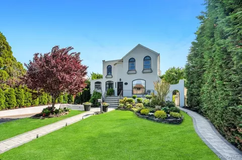 357 Wynsum Ave, Merrick, NY 11566