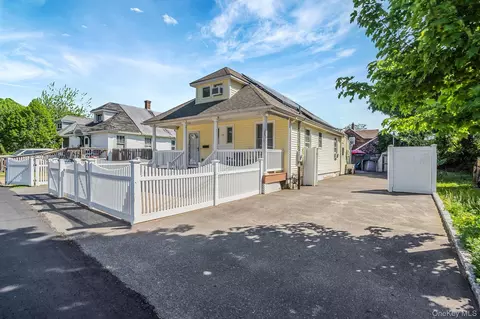 119 N 1st Ave, Bay Shore, NY 11706