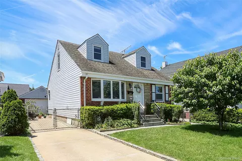251 Mckinley Pkwy, North Hempstead, NY 11501