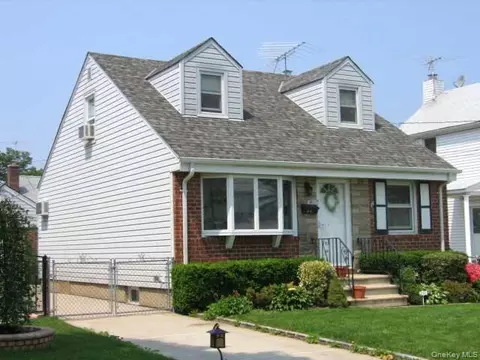 251 Mckinley Pkwy, North Hempstead, NY 11501