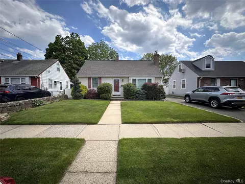 568 Irving St, North Hempstead, NY 11590