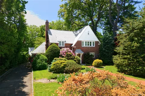 10 Crescent Rd, North Hempstead, NY 11050