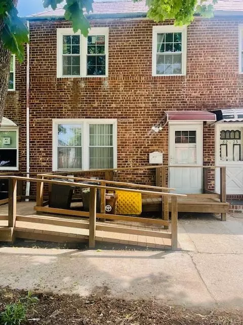 8221 251st St, New York, NY 11426