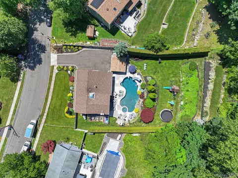 12 Pelham Ave, Clarkstown, NY 10954