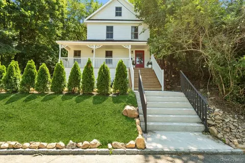 17 Tatterson St, North Hempstead, NY 11576