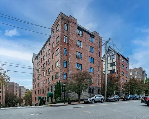 45 Pondfield Rd W #1G, Bronxville, NY 10708