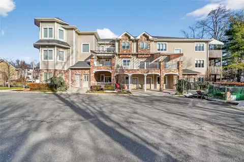 2 Bluefield Dr #103, Ramapo, NY 10977
