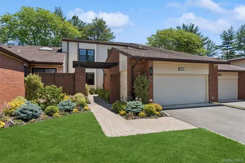 227 Ibis Ct, North Hempstead, NY 11030