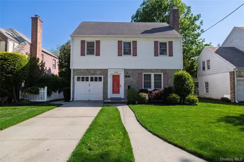 19 Saint Thomas Pl, Malverne, NY 11565