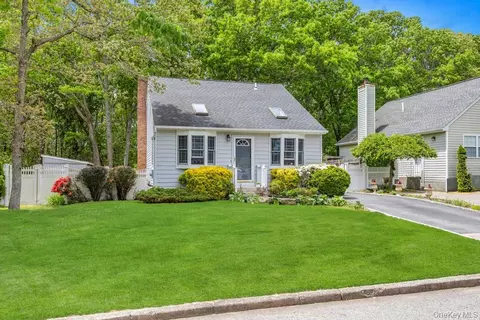 134 13th Ave # -1, Holtsville, NY 11742
