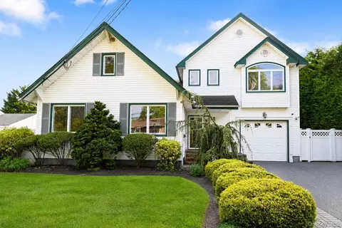 525 S Greene Ave, Lindenhurst, NY 11757