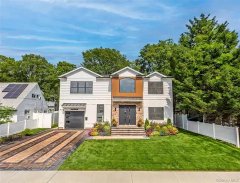 172 Choir Ln, Westbury, NY 11590