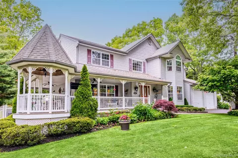8 Frontier Trl, Manorville, NY 11949