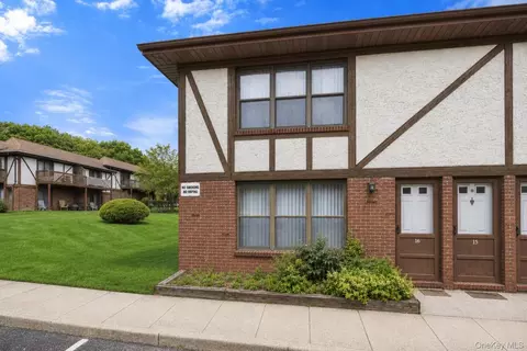 16 Bailey Ct #16, Middle Island, NY 11953