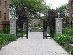 1 Jefferson Ave #F3, Rockville Centre, NY 11570