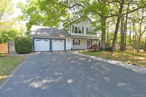 1 Gregg Ln, Coram, NY 11727