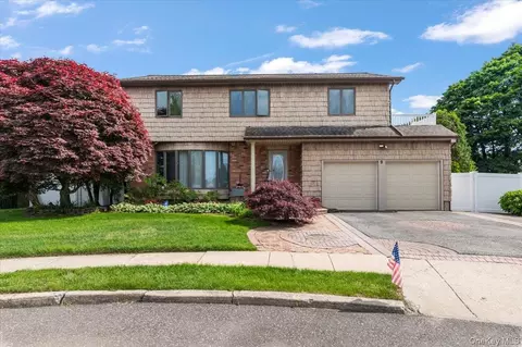 9 Bernadette Ct, Hicksville, NY 11801