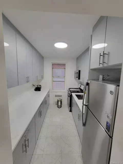 64-41 Saunders St #410, Rego Park, NY 11374