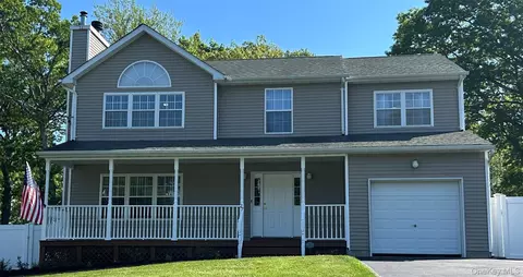 27 Sunburst Dr, Rocky Point, NY 11778