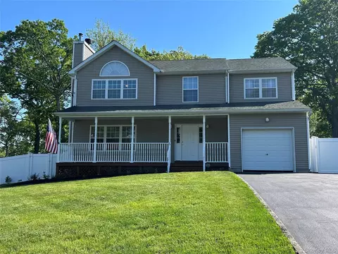 27 Sunburst Dr, Rocky Point, NY 11778