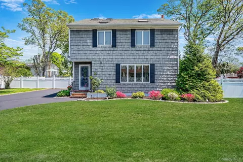 935 Sterling Pl, West Babylon, NY 11704