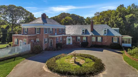 274 River Rd, Smithtown, NY 11787