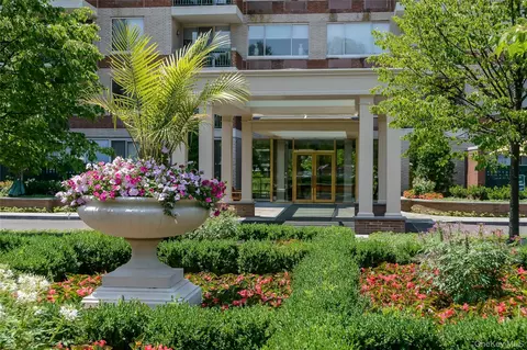 100 Hilton Ave #304, Garden City, NY 11530