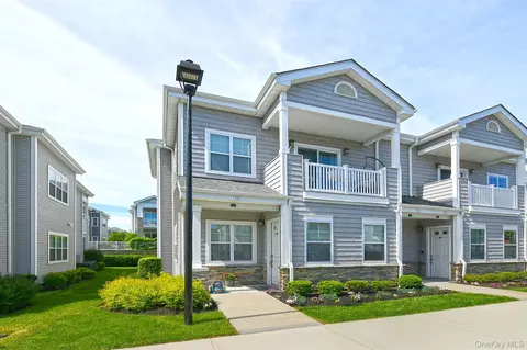 53 Winter Pl #53, Elwood, NY 11731