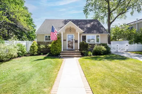 32 Yost Blvd, Hempstead, NY 11572