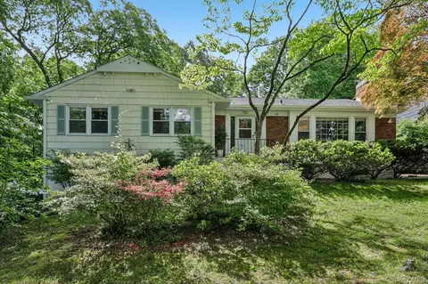 62 Mohegan Rd, Larchmont, NY 10538
