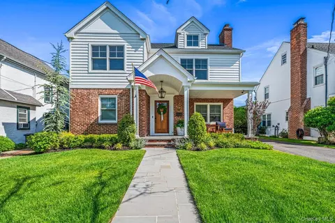 95 Muirfield Rd, Rockville Centre, NY 11570
