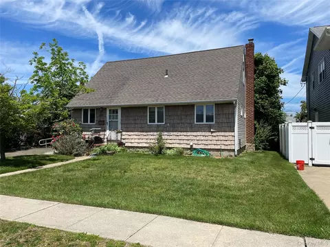 2043 Paddock Rd, Seaford, NY 11783