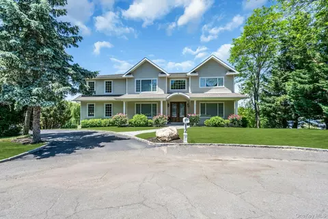 12 Barbara Ln, Glen Cove, NY 11542