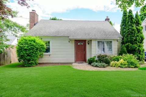 102 E 12th St, Huntington Station, NY 11746